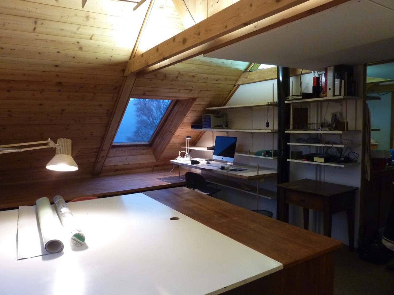 Table à dessin et bureau, espace de travail dans la maison d'architecte de Gérardmer.